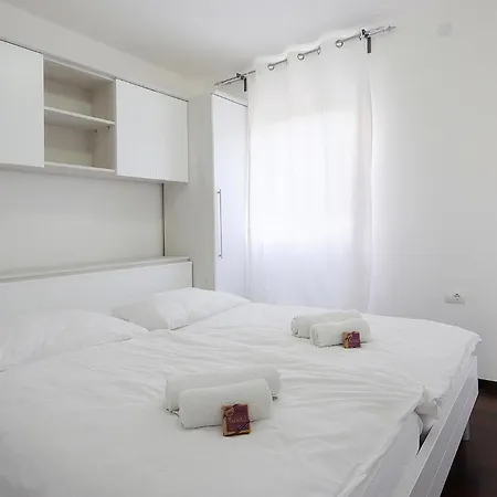 6 Bedroom In *