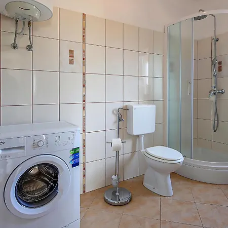 6 Bedroom In