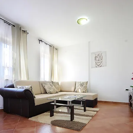 6 Bedroom In