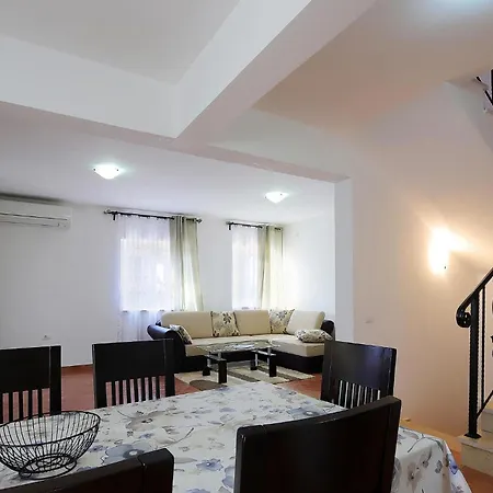 6 Bedroom In *